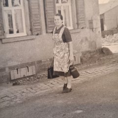 Auf den Kerzenheimer Straßen mit Milchkännchen