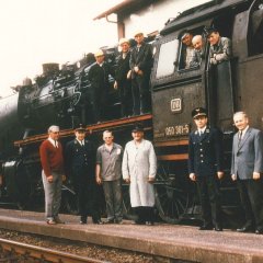 Dampflok mit Mannschaft am Eisenberger Bahnhof