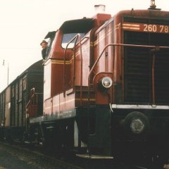 Diesellok am Bahnhof Eisenberg
