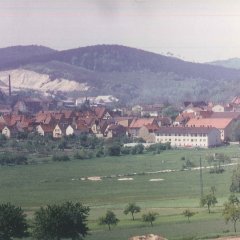 Stadt mit Klebsandgrube im Hintergrund