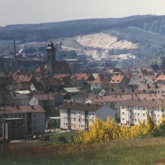 Stadt Eisenberg mit Klebsandgrube im Hintergrund