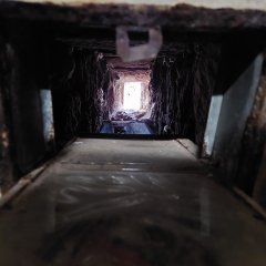 Schacht der die extreme Dicke der Kellerwände zeigt