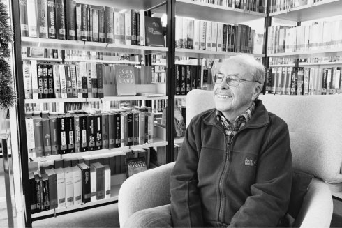 Design ohne Titel - 1 schwarz-weiß Aufnahme von Fritz Schach vor einem Bücherregal