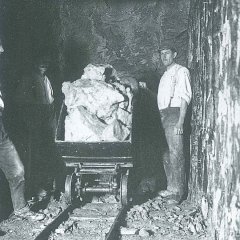 Mit Ton befüllte Lore (Hunt) unter Tage 1940