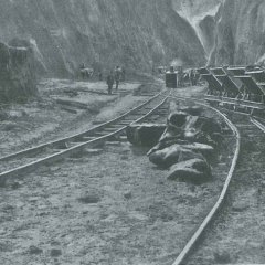 Schienen der Schmalspurbahn zum Transport des Klebsands