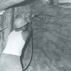 Arbeiten am Stoß mit dem Druckluftbohrhammer 1968