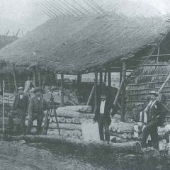 Grube mit typischer Strohhütte 1890