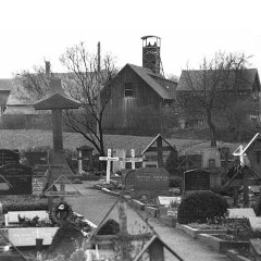 Friedhof Eisenberg mit Blick auf den Förderturm