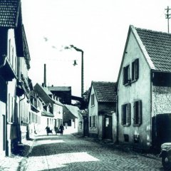 Tiefenthaler Str. 1940; im Hintergrund Industrieschornsteine