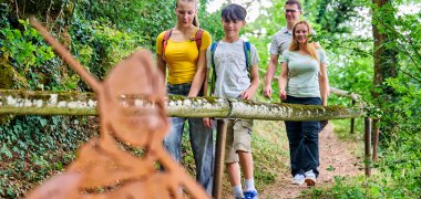 Wandertriologie Eisenberg Metallfigur der Wandertrilogie mit Wanderern