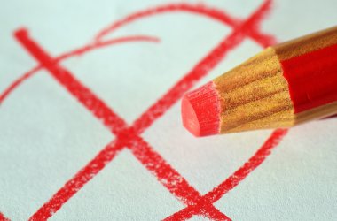 Roter Stift und Kreuz zur Wahl
