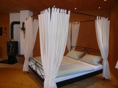 Schlafzimmer mit Himmelbett